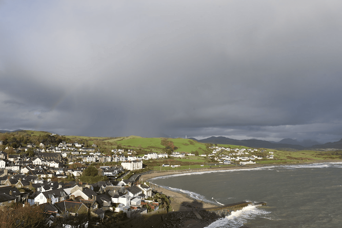 Fotografía de la costa de Cricieth, en Gales.