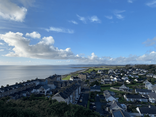 Fotografía aérea de la ciudad de Cricieth, en Gales.