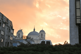 Fotografía de capilla Ucraniana con un aterdecer de fondo.
