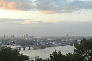Fotografía del Río Dnieper con una ciudad Ucraniana de fondo.
