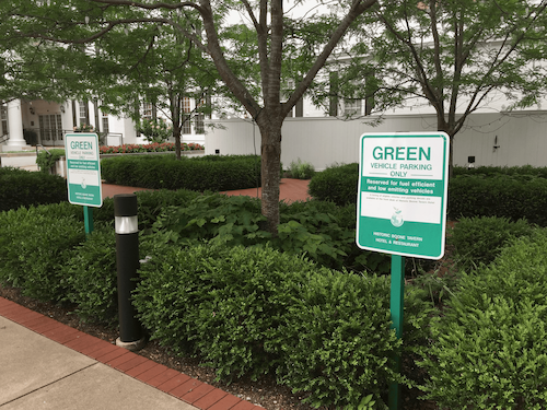 Fotografía de lugares de estacionamiento ecológicos en Kentucky, EE. UU.